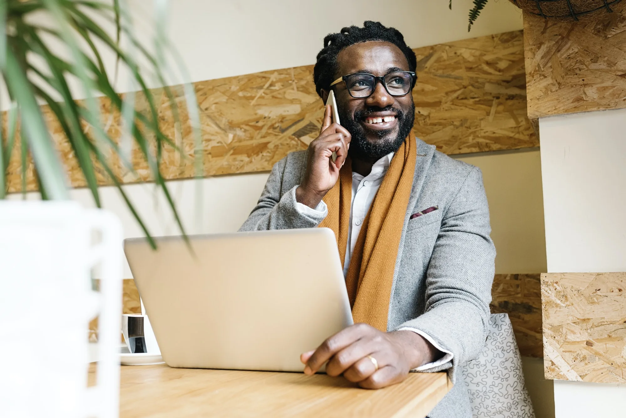 businessman-using-his-laptop-in-the-cofee-shop-